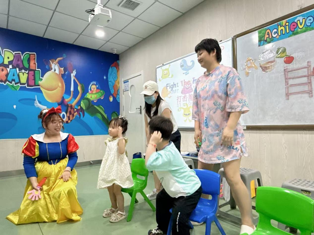 幼少儿应当如何学习英语?天津天童教育的学习方法怎么样?(图1) 幼少儿应当如何学习英语?天津天童教育的学习方法怎么样?(图1)